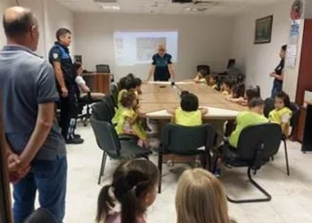 Anaokulu öğrencilerinden polise ziyaret
