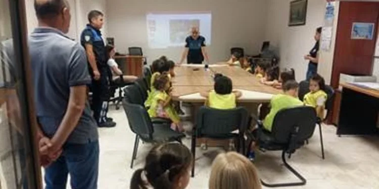 Anaokulu öğrencilerinden polise ziyaret
