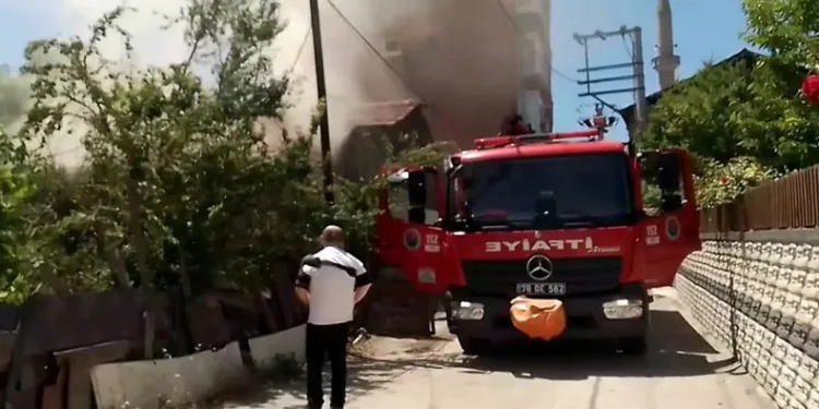 Tek katlı evde çıkan yangın söndürüldü