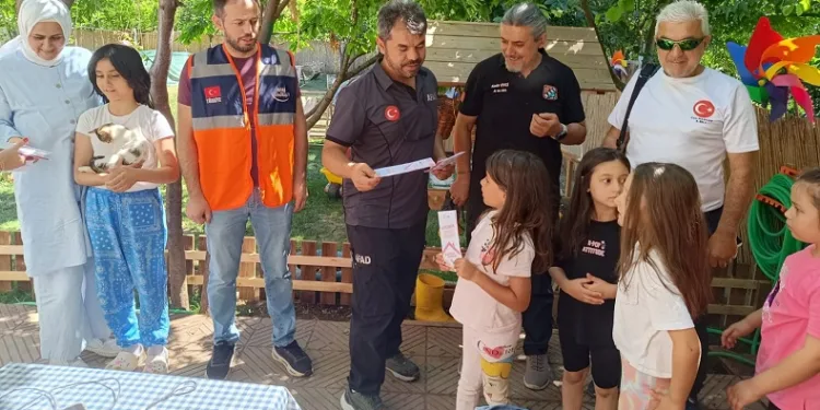 Selden zarar gören mahalle halkına bilgilendirme