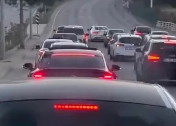 Yolu kapatan konvoydaki gelin arabası zikzak çizerek ilerledi