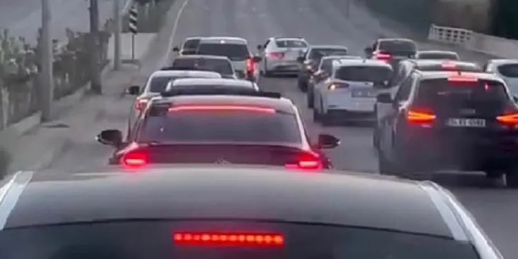 Yolu kapatan konvoydaki gelin arabası zikzak çizerek ilerledi