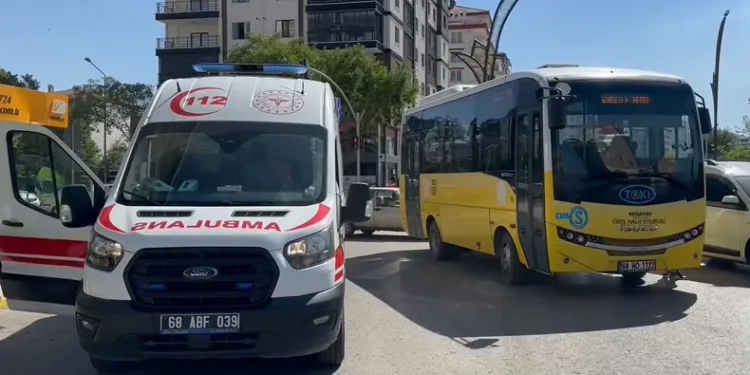 Halk otobüsünün çarptığı yaşlı kadın ağır yaralandı