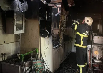 Mutfakta çıkan yangın evi kullanılmaz hale getirdi