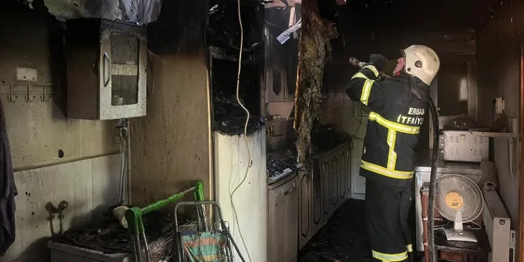 Mutfakta çıkan yangın evi kullanılmaz hale getirdi