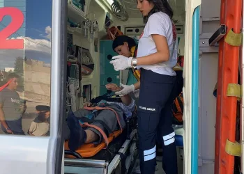 Kamyonetle motosiklet çarpıştı: 1 yaralı