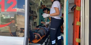 Kamyonetle motosiklet çarpıştı: 1 yaralı