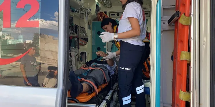 Kamyonetle motosiklet çarpıştı: 1 yaralı
