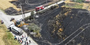 Temizlik için yakılan ateş ekili arazi ile 600 balya samanı küle çevirdi