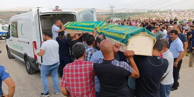 Babaları tarafından öldürülen ağabey ve kız kardeşi son yolcuğuna uğurlandı