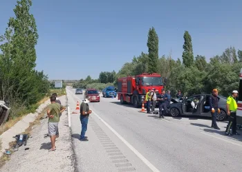 Sivas’ta otomobil ile pikap çarpıştı