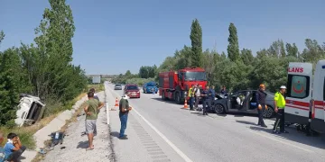 Sivas’ta otomobil ile pikap çarpıştı