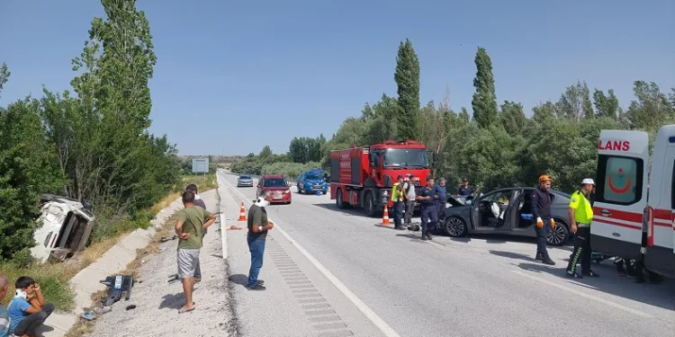 Sivas’ta otomobil ile pikap çarpıştı