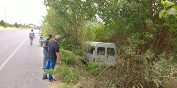 Yoldan çıkan ticari araç ağaca çarptı