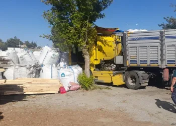 Refüjü aşan tır iş yerine daldı