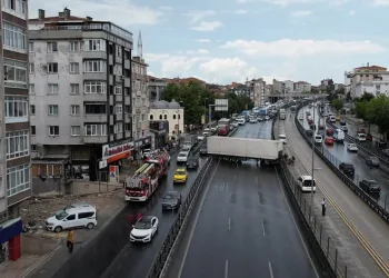 Avcılar’da tır yoldan çıktı
