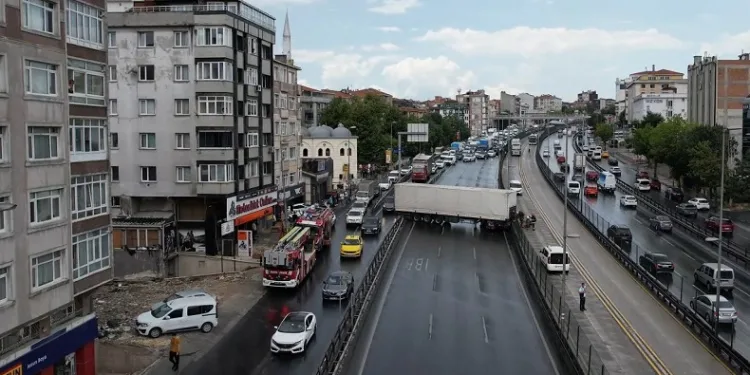 Avcılar’da tır yoldan çıktı