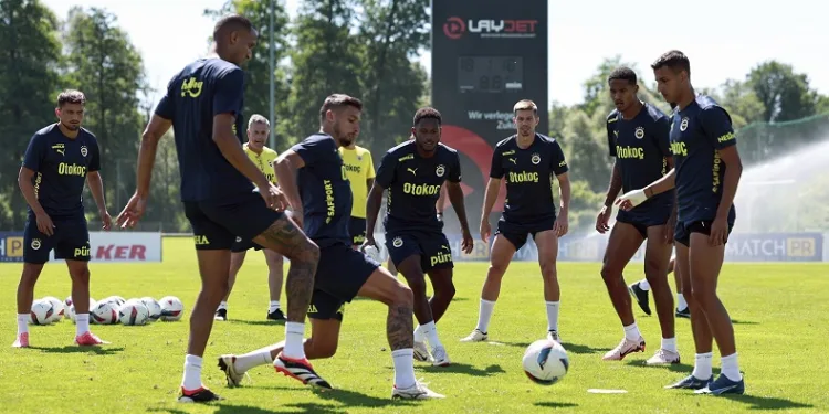 Fenerbahçe, yeni sezon hazırlıklarını sürdürdü