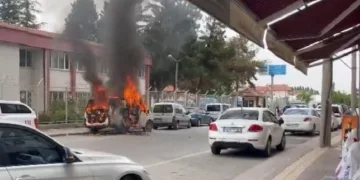 Park halindeki minibüs alev alev yandı