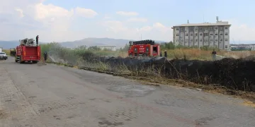 Sazlık alanda çıkan yangın itfaiyenin müdahalesiyle söndürüldü