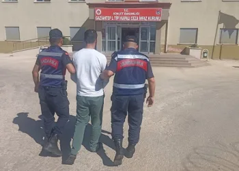 27 yıl hapisle aranan uyuşturucu taciri jandarmadan kaçamadı