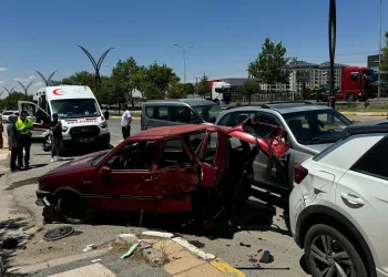 Hafif ticari araç park halindeki 3 araca çarptı
