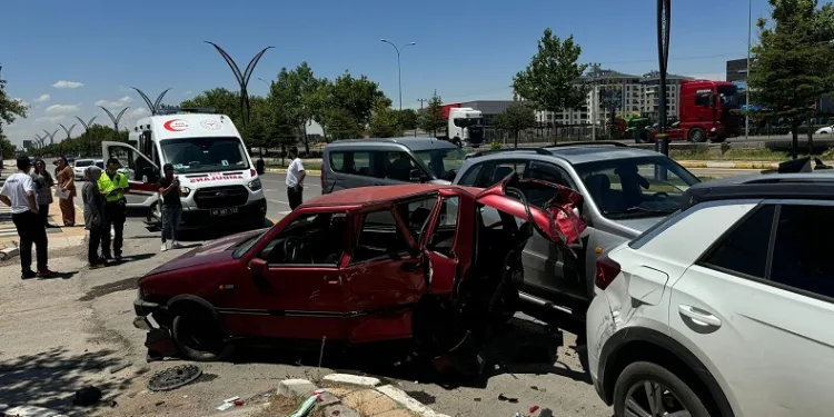 Hafif ticari araç park halindeki 3 araca çarptı