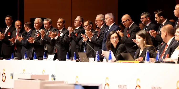Galatasaray Başkanı Dursun Özbek ve yönetimine yetki verildi