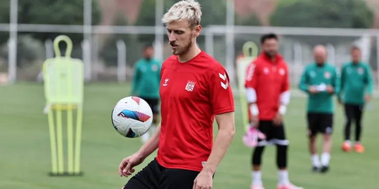 Sivasspor’un yeni transferi Uros Radakovic ilk idmanına çıktı