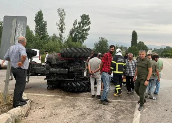 Niksar’da traktör ile otomobil çarpıştı : 2 yaralı