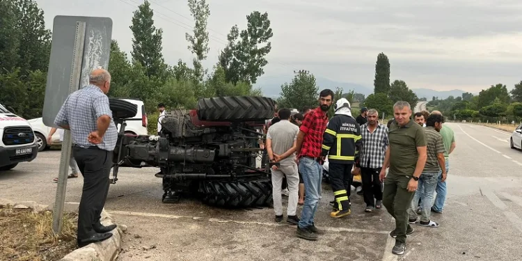Niksar’da traktör ile otomobil çarpıştı : 2 yaralı