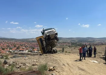Moloz boşaltan kamyon havada asılı kaldı