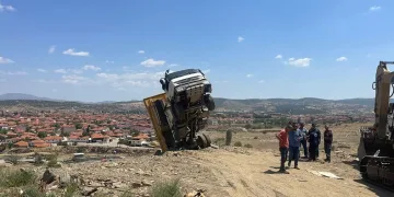 Moloz boşaltan kamyon havada asılı kaldı