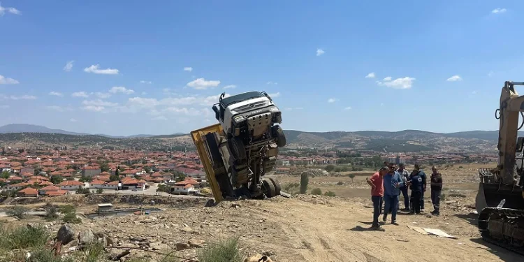 Moloz boşaltan kamyon havada asılı kaldı