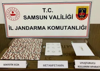 Jandarma, uyuşturucu ticareti yapılan araçtaki 2 kişiyi gözaltına aldı