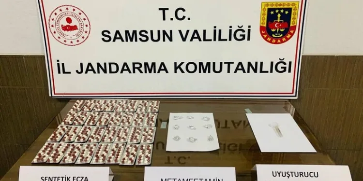 Jandarma, uyuşturucu ticareti yapılan araçtaki 2 kişiyi gözaltına aldı