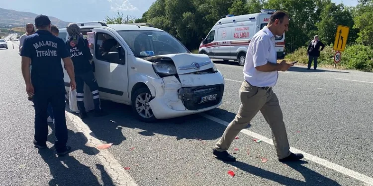 Hafif ticari araç ile otomobil çarpıştı