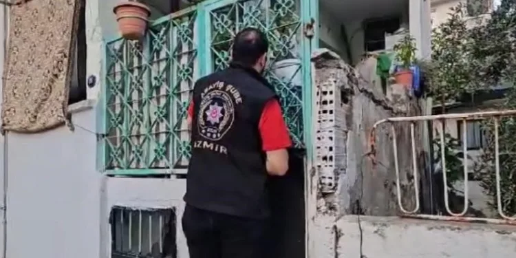 İzmir’de aranan şahıslara şafak operasyonu
