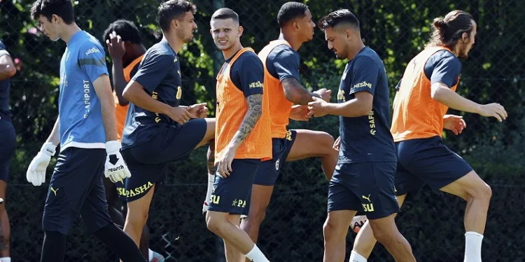 Fenerbahçe, yeni sezon hazırlıklarını sürdürdü