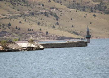 Sarıkamış’ta baraj suyu çekildi