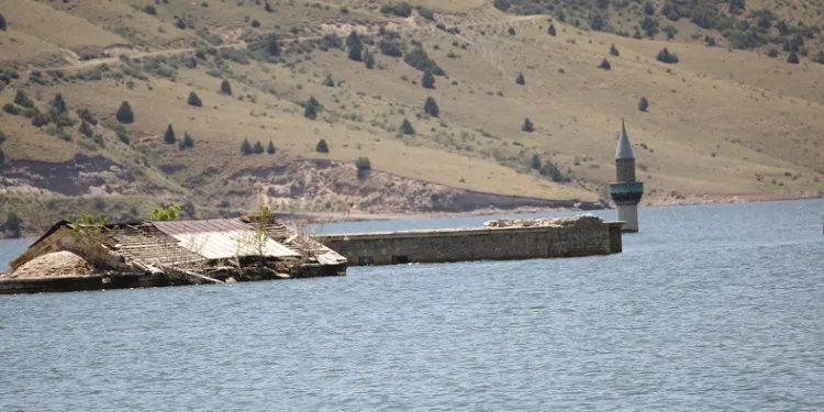Sarıkamış’ta baraj suyu çekildi