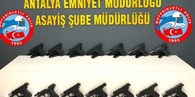 Antalya’da ruhsatsız silah satışına polis engeli