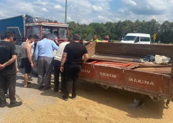 Traktör ile otomobil çapıştı