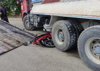 Bursa’da motosiklet kamyonun altına girdi