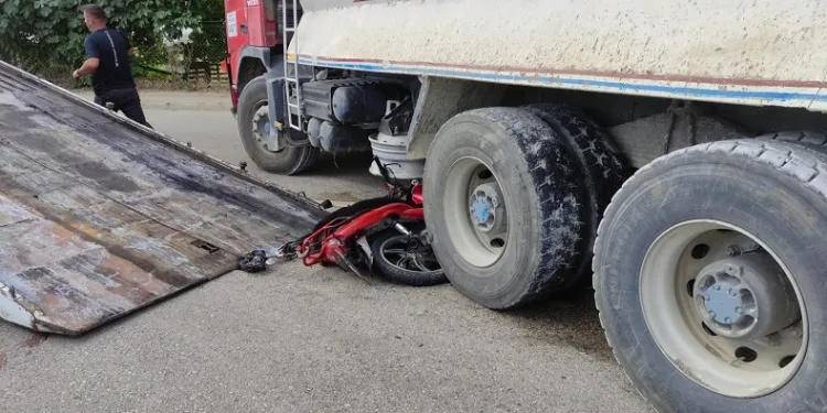 Bursa’da motosiklet kamyonun altına girdi
