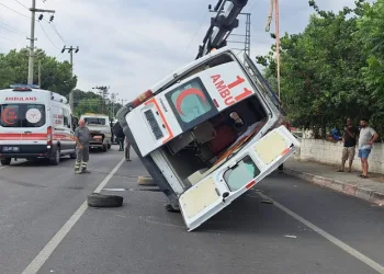 Ambulans devrildi:2 sağlık çalışanı yaralandı