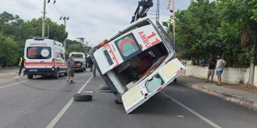 Ambulans devrildi:2 sağlık çalışanı yaralandı