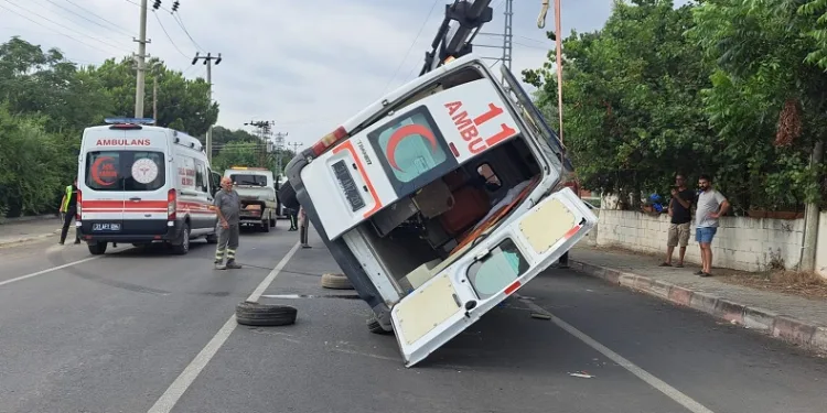 Ambulans devrildi:2 sağlık çalışanı yaralandı