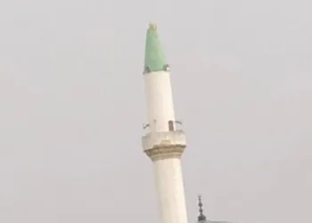 Yıldırım düşen minarenin alemi koptu