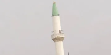Yıldırım düşen minarenin alemi koptu